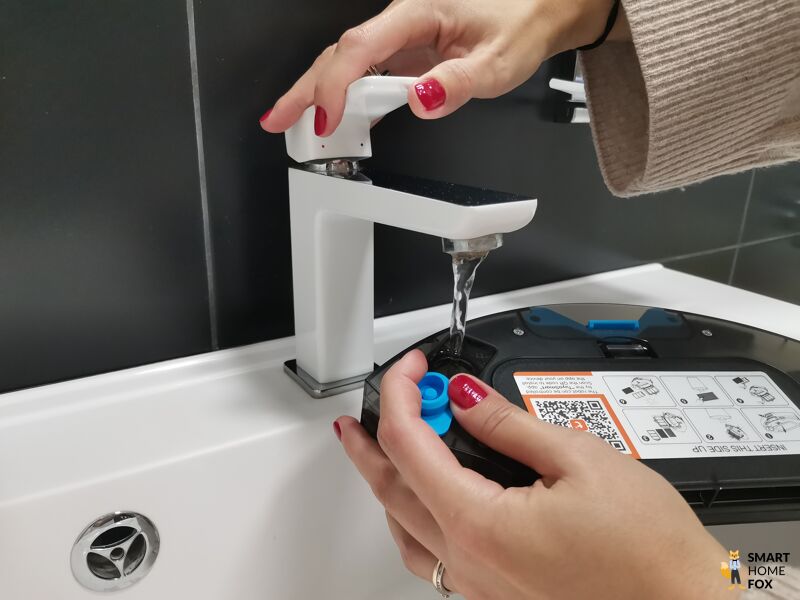Емкость для воды iLife T10s наполняется водой